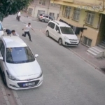 Esenyurt’ta dehşet anları kamerada: 2 kişiyi sokak ortasında silahla vurarak yaraladı