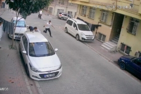 Esenyurt’ta dehşet anları kamerada: 2 kişiyi sokak ortasında silahla vurarak yaraladı