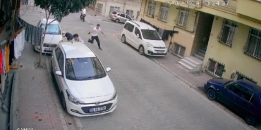 Esenyurt’ta dehşet anları kamerada: 2 kişiyi sokak ortasında silahla vurarak yaraladı