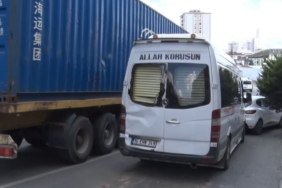 Esenyurt’ta freni boşalan tır, 5 araca çarptı: Yolun ortasında minibüsten inen kadın araçların arasında sıkıştı