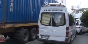 Esenyurt’ta freni boşalan tır, 5 araca çarptı: Yolun ortasında minibüsten inen kadın araçların arasında sıkıştı