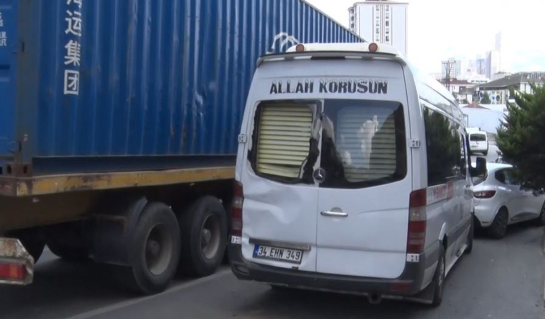 Esenyurt’ta freni boşalan tır, 5 araca çarptı: Yolun ortasında minibüsten inen kadın araçların arasında sıkıştı