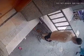 Esenyurt’ta hayrete düşüren anlar: Apartmanın önüne tuvaletini yaptı