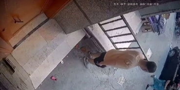 Esenyurt’ta hayrete düşüren anlar: Apartmanın önüne tuvaletini yaptı