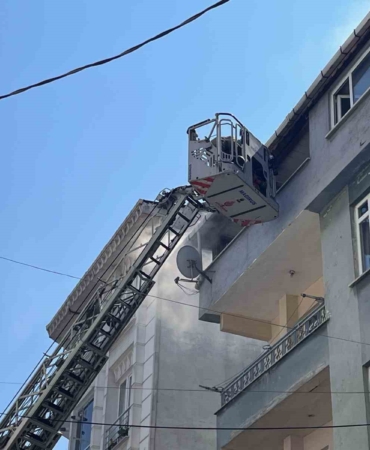 Esenyurt’ta iki bina arasındaki gecekondu alev alev yandı, korku dolu anlar yaşandı