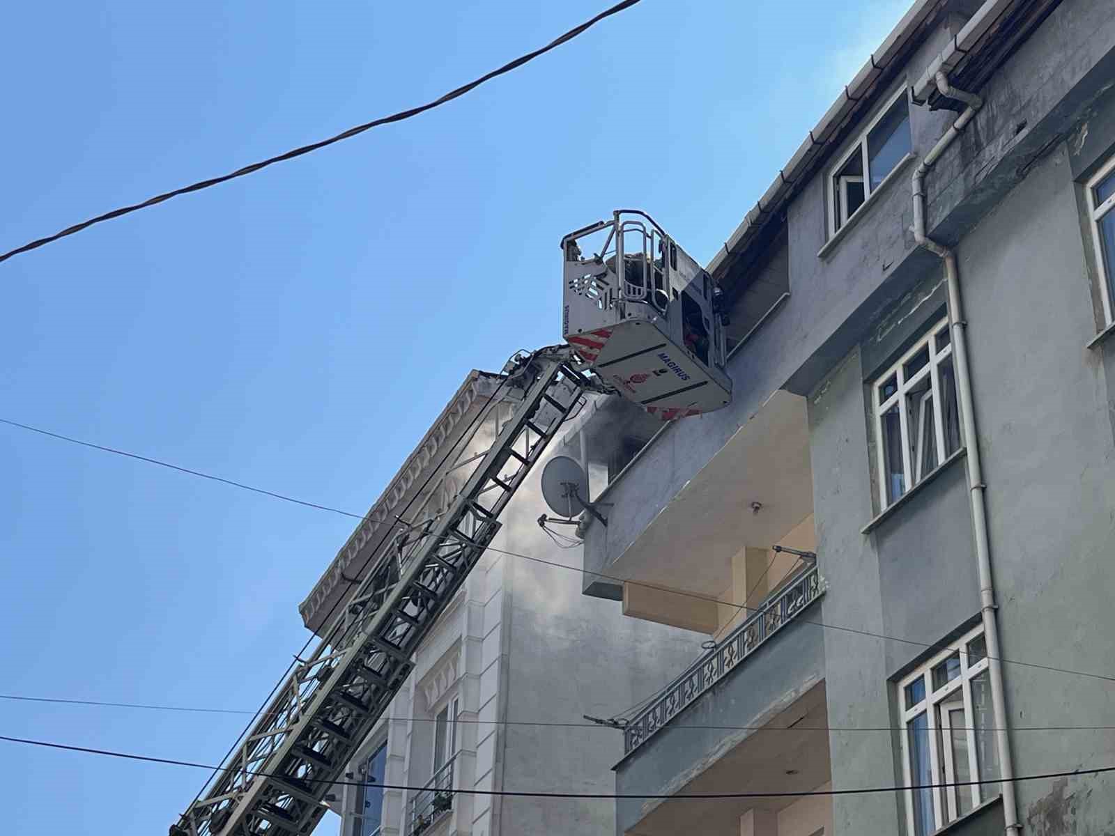 Esenyurt’ta iki bina arasındaki gecekondu alev alev yandı, korku dolu anlar yaşandı