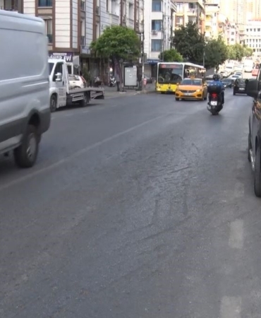 Esenyurt’ta kasklı saldırganlar oto yıkamayı kurşunladı; o anlar kamerada