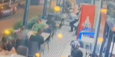 Esenyurt’ta motosikleti şahıslar, restorana ateş açtı: O anlar kamerada