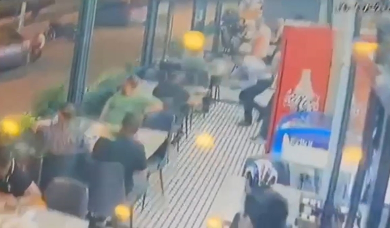 Esenyurt’ta motosikleti şahıslar, restorana ateş açtı: O anlar kamerada