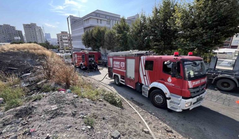 Esenyurt’ta otluk alanda çıkıp geniş alana yayılan yangın söndürüldü