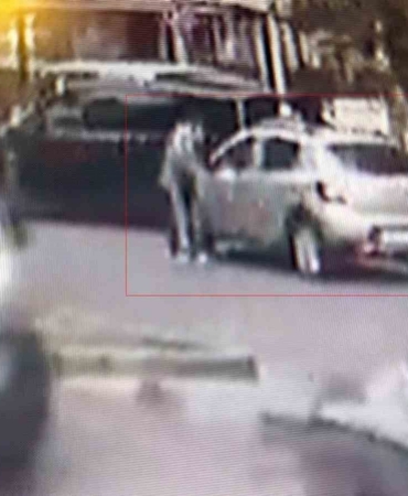 Esenyurt’ta sinyal kesici kullanarak açtığı araçtan 300 bin lira çalan hırsız kamerada