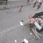 Esenyurt’ta tartıştığı komşusunun evini böyle taşladı