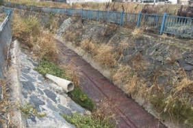 Esenyurt’ta yağmur sonrasında dere kırmızı renkte aktı