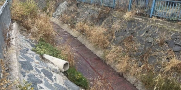 Esenyurt’ta yağmur sonrasında dere kırmızı renkte aktı