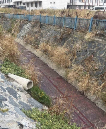 Esenyurt’ta yağmur sonrasında dere kırmızı renkte aktı