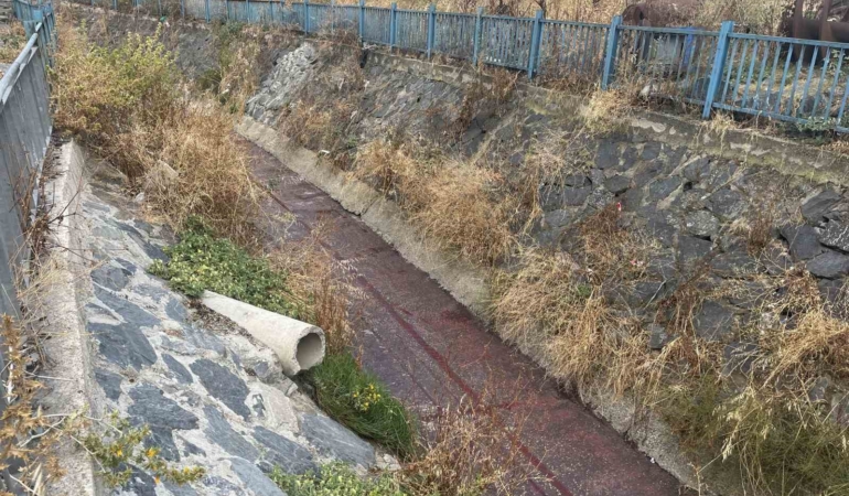 Esenyurt’ta yağmur sonrasında dere kırmızı renkte aktı