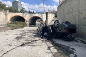 Esenyurt’ta yolu karıştıran sürücü dereye uçtu