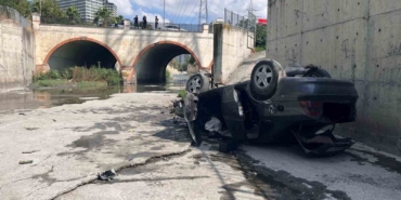 Esenyurt’ta yolu karıştıran sürücü dereye uçtu