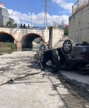 Esenyurt’ta yolu karıştıran sürücü dereye uçtu