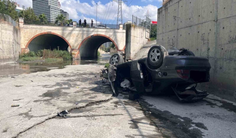 Esenyurt’ta yolu karıştıran sürücü dereye uçtu
