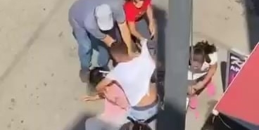 Eski eşi tarafından sokak ortasında darp edildi, çocuklar annelerine siper oldu