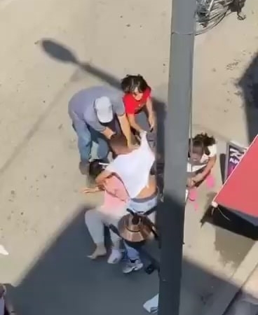 Eski eşi tarafından sokak ortasında darp edildi, çocuklar annelerine siper oldu