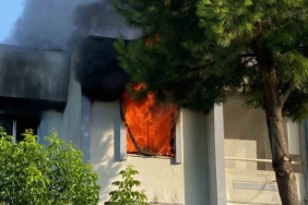 Evi alev topuna döndü: Uyuyan şahsı komşuları kurtardı