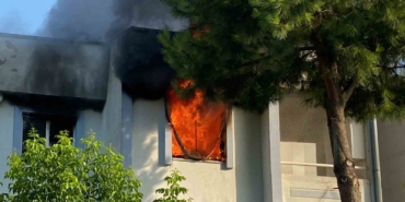 Evi alev topuna döndü: Uyuyan şahsı komşuları kurtardı