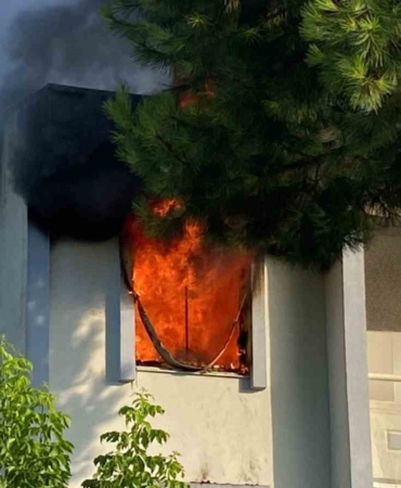 Evi alev topuna döndü: Uyuyan şahsı komşuları kurtardı