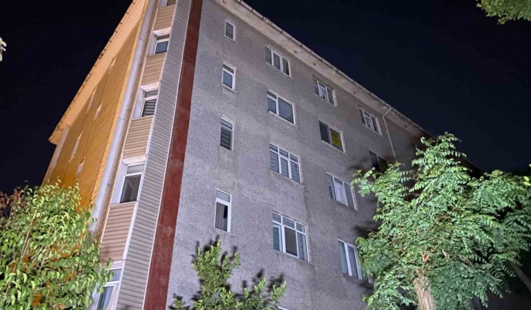 Eyüpsultan’da elektriği kesilen sitenin sakinlerinden tepki