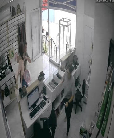 Ezine’deki depremde esnafın "Hop nasıl yakaladım seni" diyerek kızıyla dışarı çıktığı anlar kamerada