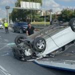 Fatih’te bariyerlere çarpan otomobil takla attı