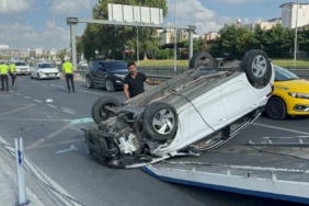 Fatih’te bariyerlere çarpan otomobil takla attı