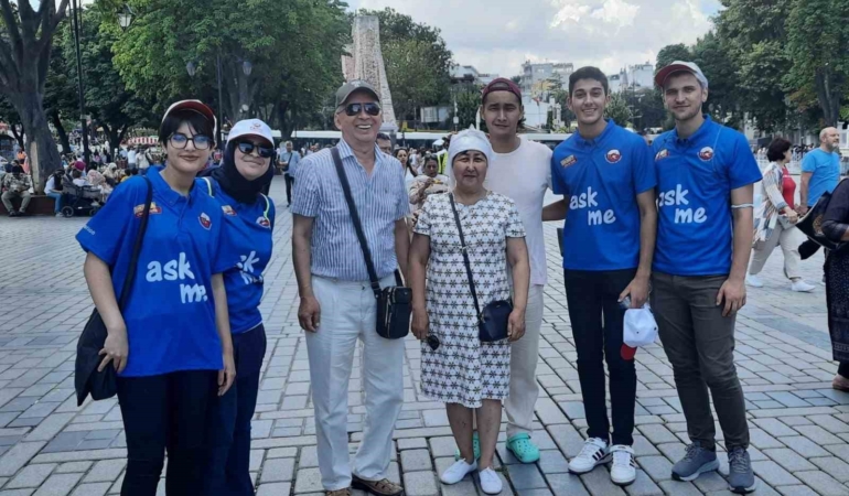 Fatih’te Gönüllü Turizm Elçileri sahada