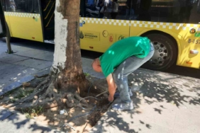 Fatih’te kaldırım üzerinde açık halde bulunan elektrik kabloları vatandaşı tedirgin etti