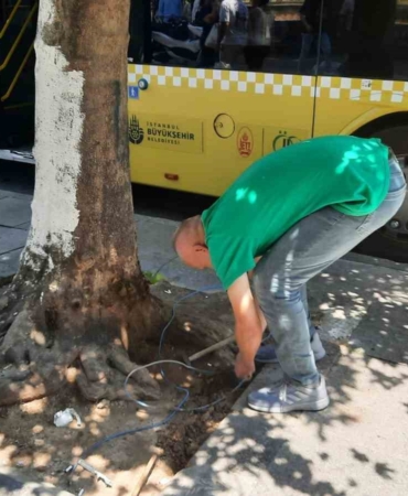 Fatih’te kaldırım üzerinde açık halde bulunan elektrik kabloları vatandaşı tedirgin etti