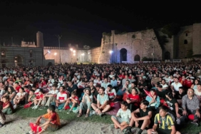 Fatih’te milli maç heyecanı dev ekrandan izlendi