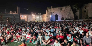 Fatih’te milli maç heyecanı dev ekrandan izlendi