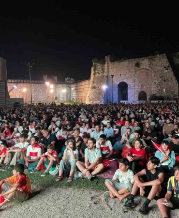 Fatih’te milli maç heyecanı dev ekrandan izlendi