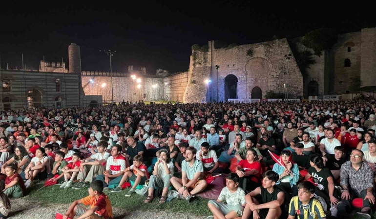 Fatih’te milli maç heyecanı dev ekrandan izlendi