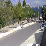 Fazla yüke dayanamayan kamyon devrildi, o anlar kameraya yansıdı