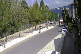 Fazla yüke dayanamayan kamyon devrildi, o anlar kameraya yansıdı