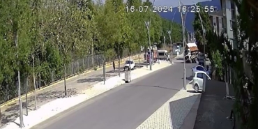Fazla yüke dayanamayan kamyon devrildi, o anlar kameraya yansıdı