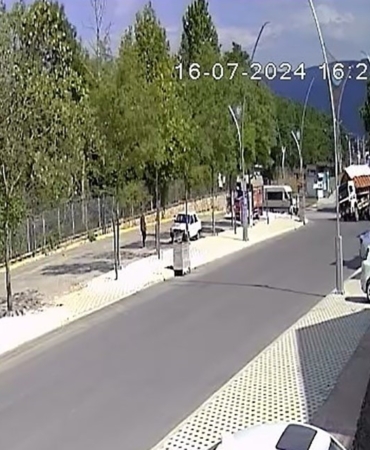 Fazla yüke dayanamayan kamyon devrildi, o anlar kameraya yansıdı