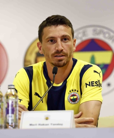 Fenerbahçe 7 futbolcu için imza töreni düzenledi