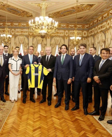 Fenerbahçe Başkanı Ali Koç ve Yönetim Kurulu Üyeleri, İstanbul Valisi Davut Gül’ü ziyaret etti