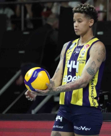 Fenerbahçe Kadın Voleybol Takımı, 4 isimle sözleşme yeniledi
