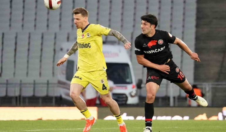 Fenerbahçe’de Serdar Aziz, Avusturya kampından ayrıldı