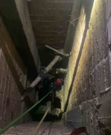 Film sahnelerini aratmayan kedi kurtarma operasyonu kamerada