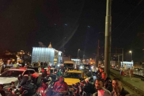 Galata Köprüsü’nde park halindeki araçlara vuran hafif ticari araç yan yattı: 2 yaralı